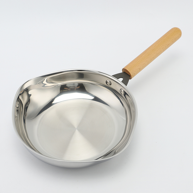 Factory Customized Food Grade Triply Cooking Pan Steel Stainless Non-coating Frying Pan for Pouring Spout Skillet Omlet with Wood Handle Lid