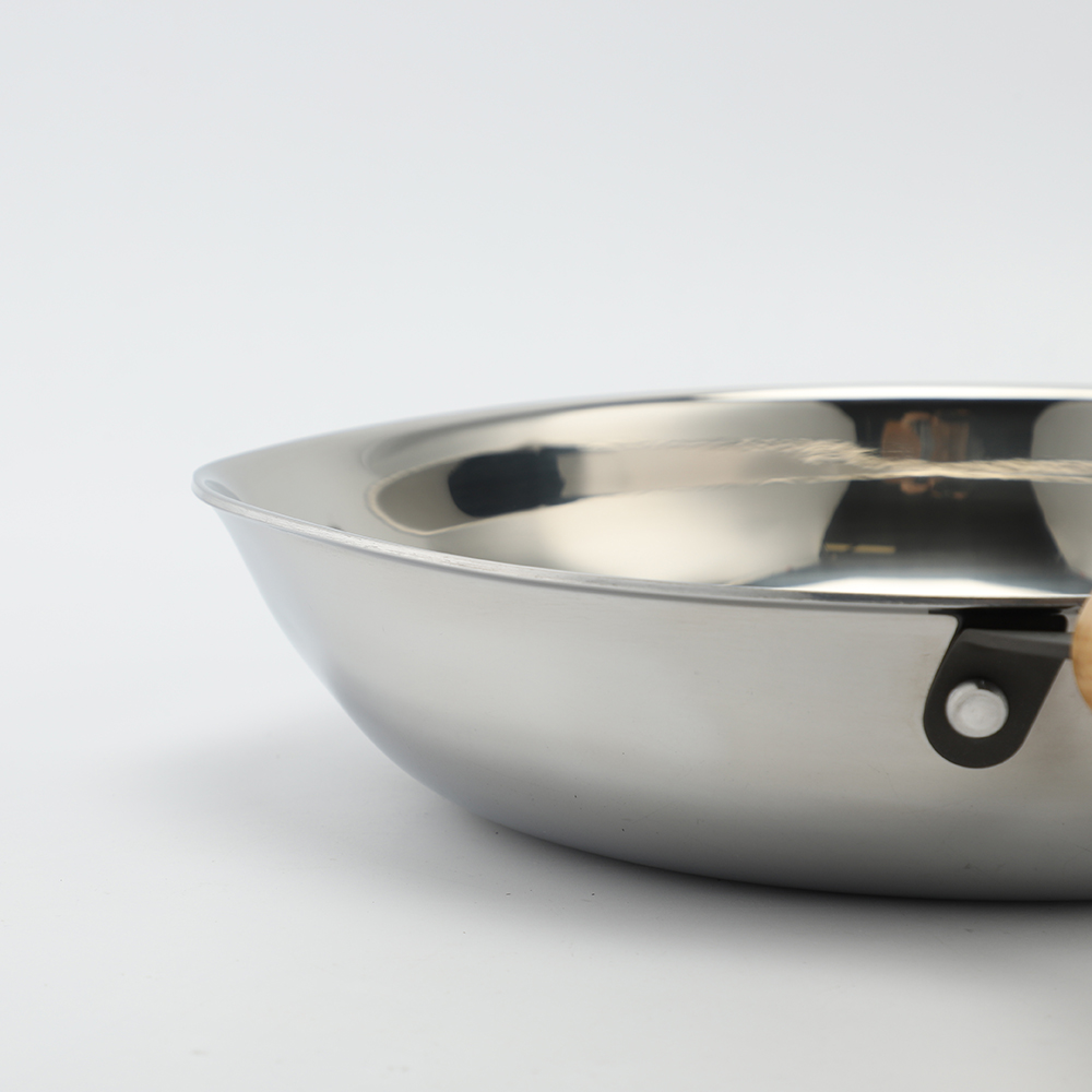 Factory Customized Food Grade Triply Cooking Pan Steel Stainless Non-coating Frying Pan for Pouring Spout Skillet Omlet with Wood Handle Lid