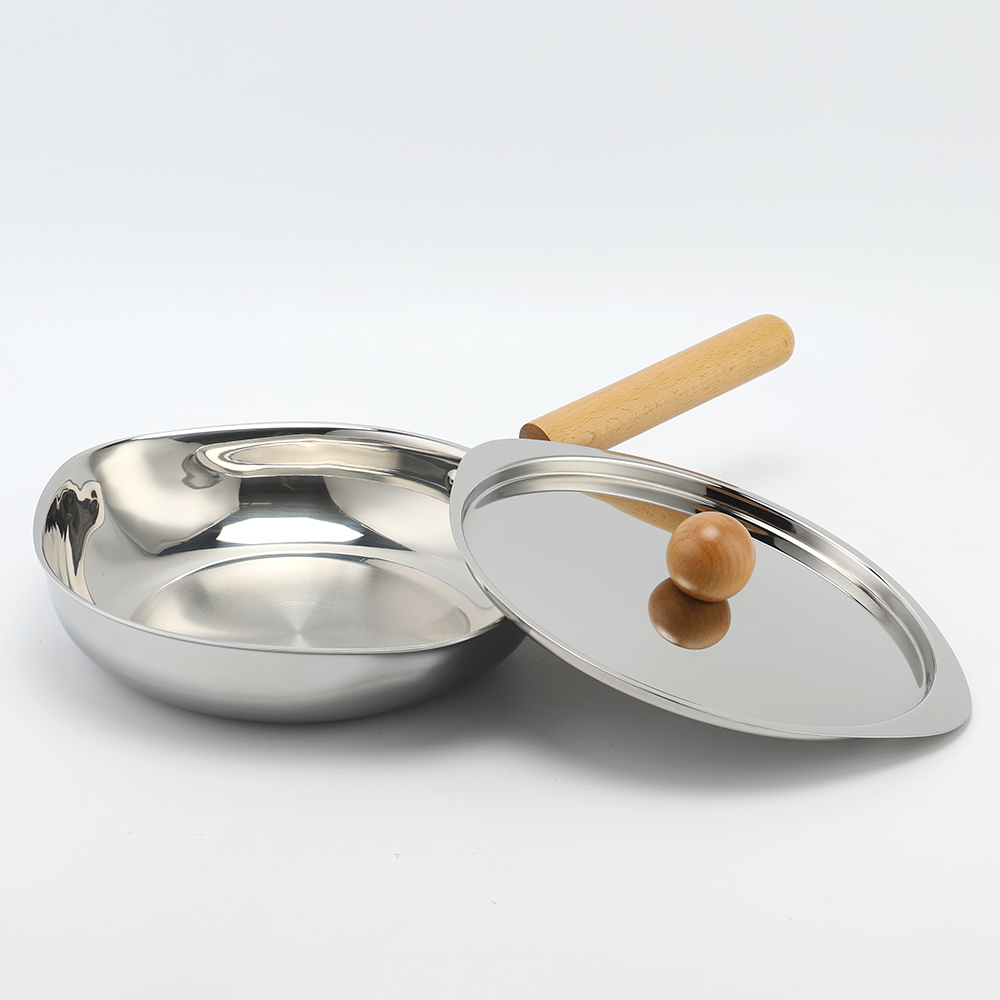 Factory Customized Food Grade Triply Cooking Pan Steel Stainless Non-coating Frying Pan for Pouring Spout Skillet Omlet with Wood Handle Lid