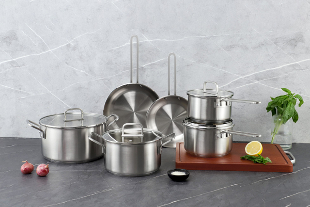 Factory New Arrival Stainless Steel Golden Handle Cookware Set Cooking Pots Impact Bonded Bottom Cookware Set Frypan Saucepan